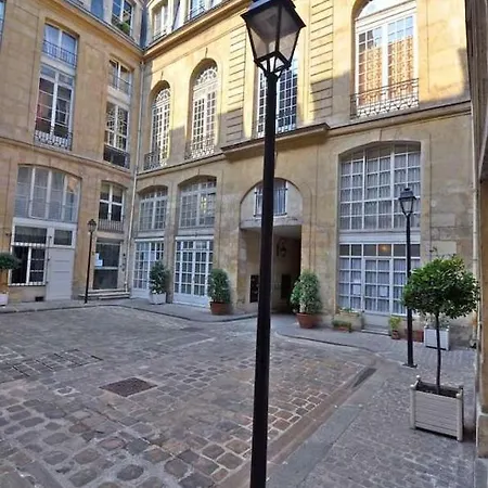 Beautiful Family In The Center Of 3 Paris